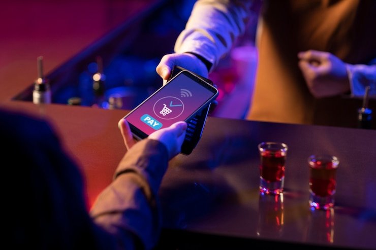 Seorang pengguna mengakses pusat bantuan melalui perangkat mobile dengan mudah dan cepat